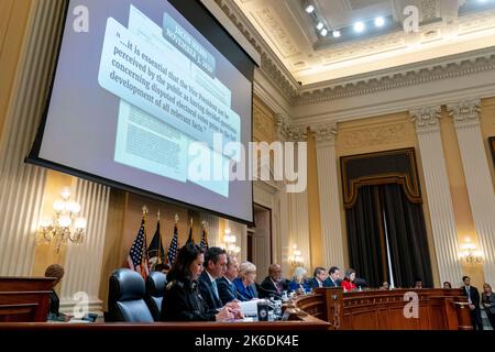 Washington, DC, USA. 13. Oktober 2022. Textauszüge aus einem „Jacob Memo“ werden während einer Anhörung des Auswahlausschusses des Repräsentantenhauses zur Untersuchung des Angriffs auf das US-Kapitol am 6. Januar auf dem Capitol Hill in Washington am Donnerstag, den 13. Oktober 2022, angezeigt. (Foto von Andrew Harnik/Pool/Sipa USA) Quelle: SIPA USA/Alamy Live News Stockfoto