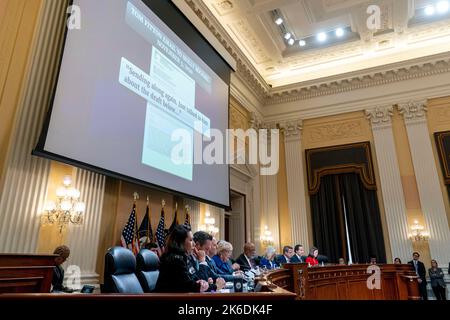 Washington, DC, USA. 13. Oktober 2022. Textauszüge aus einer „Tom Fitton-E-Mail an Molly Michael“ werden während einer Anhörung des Auswahlausschusses des Repräsentantenhauses zur Untersuchung des Angriffs auf das US-Kapitol am Donnerstag, den 13. Oktober 2022, auf dem Capitol Hill in Washington, am 6. Januar gezeigt. (Foto von Andrew Harnik/Pool/Sipa USA) Quelle: SIPA USA/Alamy Live News Stockfoto