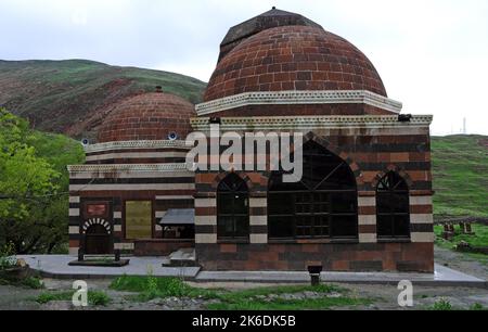 Dieses Grab befindet sich in Dogubeyazit, Türkei, und gehört einem berühmten kurdischen Dichter. Stockfoto