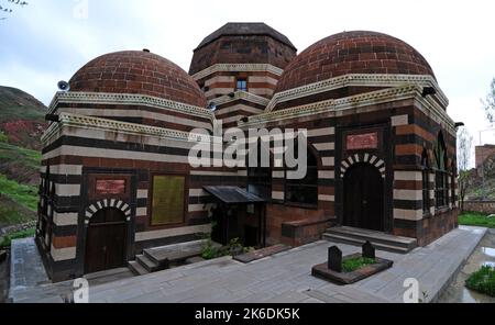 Dieses Grab befindet sich in Dogubeyazit, Türkei, und gehört einem berühmten kurdischen Dichter. Stockfoto