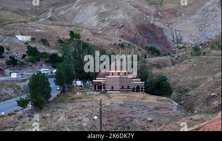 Dieses Grab befindet sich in Dogubeyazit, Türkei, und gehört einem berühmten kurdischen Dichter. Stockfoto