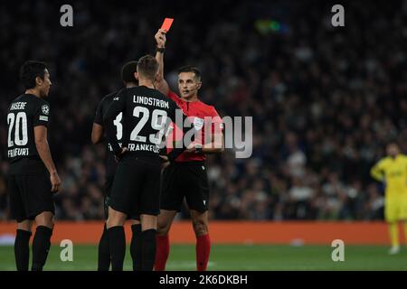 Tuta von Eintracht Frankfurt (c, teilweise versteckt) wird abgeschickt, als er nach einer gelben 2. von Schiedsrichter Carlos del Cerro Grande eine rote Karte erhält. UEFA Champions League, Spiel der Gruppe D, Tottenham Hotspur gegen Eintracht Frankfurt am Mittwoch, 12.. Oktober 2022, im Tottenham Hotspur Stadium in London. Dieses Bild darf nur für redaktionelle Zwecke verwendet werden. Nur zur redaktionellen Verwendung, Lizenz für kommerzielle Nutzung erforderlich. Keine Verwendung bei Wetten, Spielen oder Veröffentlichungen in einem Club/einer Liga/einem Spieler. Foto von Sandra Mailer/Andrew Orchard Sports Photography/Alamy Live News Stockfoto