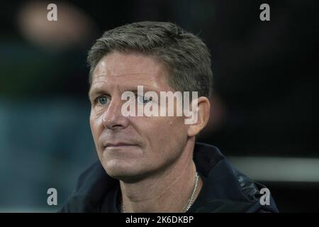 London, Großbritannien. 12. Oktober 2022. Eintracht Frankfurt Cheftrainer Oliver Glasner schaut vom Dugout aus. UEFA Champions League, Spiel der Gruppe D, Tottenham Hotspur gegen Eintracht Frankfurt am Mittwoch, 12.. Oktober 2022, im Tottenham Hotspur Stadium in London. Dieses Bild darf nur für redaktionelle Zwecke verwendet werden. Nur zur redaktionellen Verwendung, Lizenz für kommerzielle Nutzung erforderlich. Keine Verwendung bei Wetten, Spielen oder Publikationen eines einzelnen Clubs/einer Liga/eines einzelnen Spielers. PIC by Sandra Mailer/Andrew Orchard Sports Photography/Alamy Live News Credit: Andrew Orchard Sports Photography/Alamy Live News Stockfoto