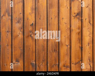 Holzplanken Textur einer Außenwand. Natürliches Material als Hintergrund. Vertikale Holzlatten auf einem Gebäude. Abstraktes, leeres Hintergrundmuster. Stockfoto