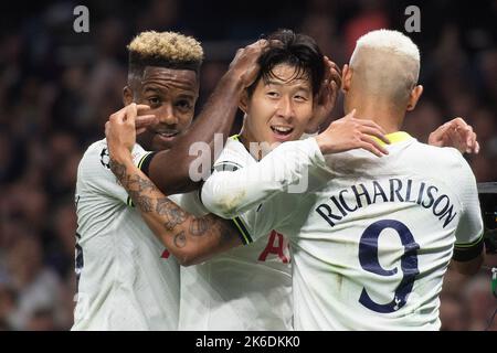 London, Großbritannien. 12. Oktober 2022. Heung Min-Son von Tottenham Hotspur (c) feiert mit seinen Teamkollegen, nachdem er seinem Team 3. Tore schießt. UEFA Champions League, Spiel der Gruppe D, Tottenham Hotspur gegen Eintracht Frankfurt am Mittwoch, 12.. Oktober 2022, im Tottenham Hotspur Stadium in London. Dieses Bild darf nur für redaktionelle Zwecke verwendet werden. Nur zur redaktionellen Verwendung, Lizenz für kommerzielle Nutzung erforderlich. Keine Verwendung bei Wetten, Spielen oder Publikationen eines einzelnen Clubs/einer Liga/eines einzelnen Spielers. PIC by Sandra Mailer/Andrew Orchard Sports Photography/Alamy Live News Credit: Andrew Orchard Sports Photography/Alamy Live News Stockfoto