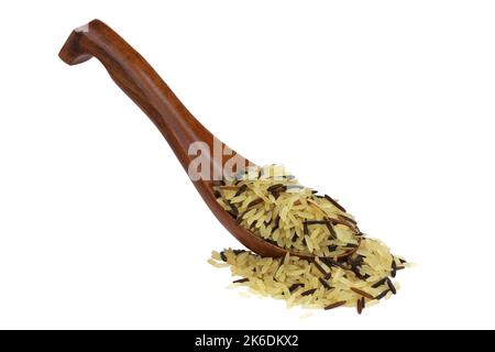 Wild- und Vollkornreis mischen sich auf einem Holzlöffel vor weißem Hintergrund Stockfoto