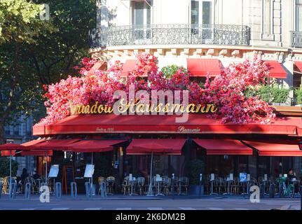 Das Triadou Haussmann Restaurant, eine traditionelle Pariser Brasserie, befindet sich am Boulevard Haussmann in Paris, Frankreich. Stockfoto