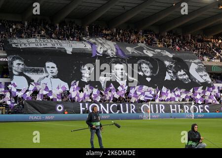 BRÜSSEL - RSC Anderlecht-Fans während des UEFA Conference League-Spiels zwischen RSC Anderlecht und dem FC West Ham United am 6. Oktober 2022 im Lotto Park-Stadion in Brüssel, Belgien. ANP | Dutch Height | Gerrit van Keulen Stockfoto