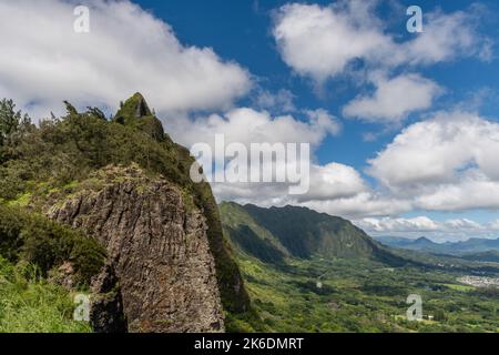 landschaftlich schöner Blick auf Nordost-Oahu vom Aussichtspunkt Nuuanu Pali auf Hawaii Stockfoto