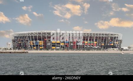 Doha, Katar - Dezember 12,2021 : Blick auf 974 Stadion vom Meer aus.Stadionbau mit Containern. Stockfoto