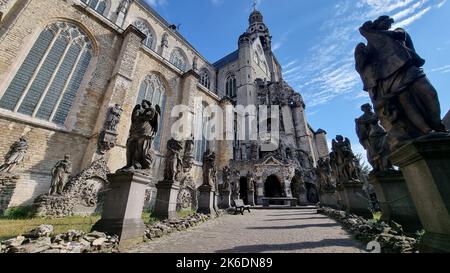 Ein niedriger Winkel eines architektonischen Gebäudes Stockfoto