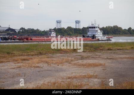 Die mv. Point Mallard schiebt am 14. Oktober 2022 während Niedrigwasser auf dem Lower Mississippi River einen Schlepptau von Lastkähne flussaufwärts durch New Orleans, La. Stockfoto