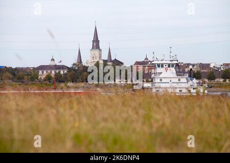 Die mv. Point Mallard schiebt einen Schleppkähne flussaufwärts am 14. Oktober 2022, während Niedrigwasser auf dem Lower Mississippi River, vorbei am French Quarter. Stockfoto