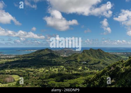 landschaftlich schöner Blick auf Nordost-Oahu vom Aussichtspunkt Nuuanu Pali auf Hawaii Stockfoto