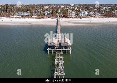 Naples Pier nach dem 2022. Schwere Schäden und Zerstörung Stockfoto