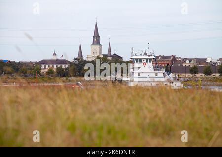 Die mv. Point Mallard schiebt einen Schleppkähne flussaufwärts am 14. Oktober 2022, während Niedrigwasser auf dem Lower Mississippi River, vorbei am French Quarter. Stockfoto