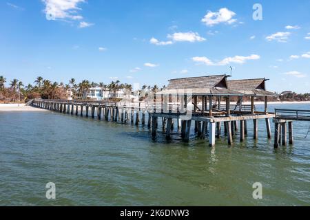 Naples Pier nach dem 2022. Schwere Schäden und Zerstörung Stockfoto