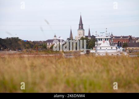 Die mv. Point Mallard schiebt einen Schleppkähne flussaufwärts am 14. Oktober 2022, während Niedrigwasser auf dem Lower Mississippi River, vorbei am French Quarter. Stockfoto