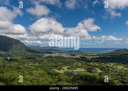 landschaftlich schöner Blick auf Nordost-Oahu vom Aussichtspunkt Nuuanu Pali auf Hawaii Stockfoto