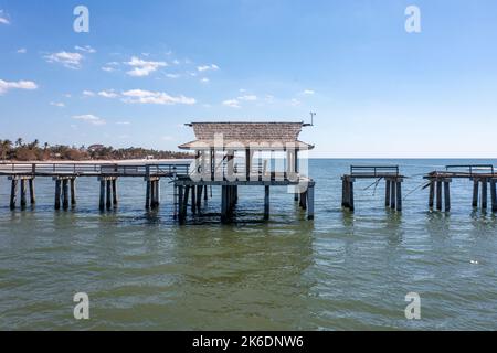 Naples Pier nach dem 2022. Schwere Schäden und Zerstörung Stockfoto