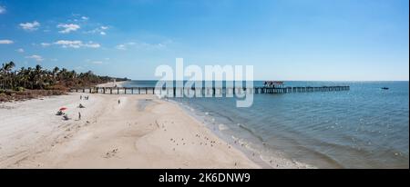 Naples Pier nach dem „The Hoan Ian“. Schwere Schäden und Zerstörung mit einer guten Portion fehlt. Stockfoto