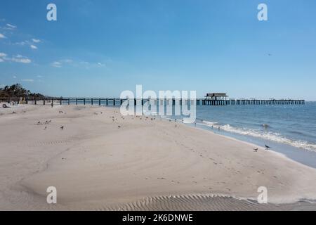 Naples Pier nach dem 2022. Schwere Schäden und Zerstörung Stockfoto