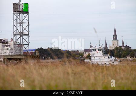 Die mv. Point Mallard schiebt einen Schleppkähne flussaufwärts am 14. Oktober 2022, während Niedrigwasser auf dem Lower Mississippi River, vorbei am French Quarter. Stockfoto