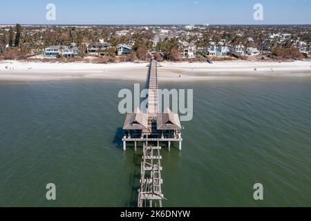 Naples Pier nach dem 2022. Schwere Schäden und Zerstörung Stockfoto