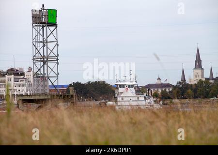 Die mv. Point Mallard schiebt einen Schleppkähne flussaufwärts am 14. Oktober 2022, während Niedrigwasser auf dem Lower Mississippi River, vorbei am French Quarter. Stockfoto