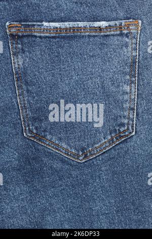 Blaue Denim-Tasche für den Hintergrund. Nahaufnahme der Rückseite einer Denim-Hose. Nahaufnahme der Denim-Tasche. Hintergrund mit Denim-Struktur Stockfoto