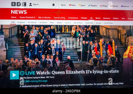 Queen Elizabeth liegt in einer staatlichen Live-Sendung auf BBC Stockfoto