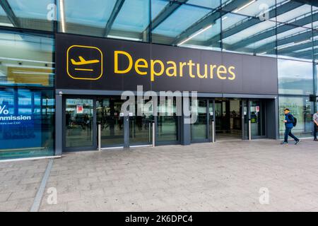 Am Eingang des London Gatwick North Terminal befindet sich ein Schild mit der Aufschrift „Departures“ (Abfahrten) Stockfoto