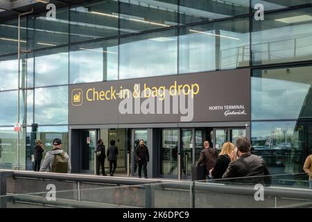 Abfahrt des Nordterminals des Flughafens Gatwick Stockfoto