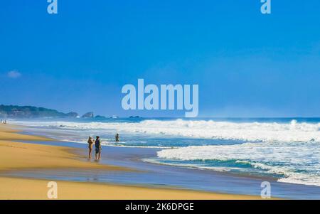 Extrem schöne riesige Surfer Wellen am Strand in Zicatela Puerto Escondido Oaxaca Mexiko. Stockfoto