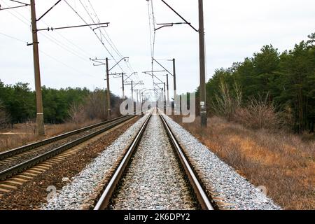 Bahnstrecken auf dem Land an sonnigen Tagen. Zugfahrt Stockfoto