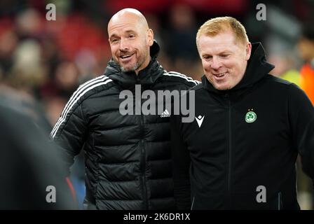 Erik ten Hag (links) und Neil Lennon, Manager von Manchester United, vor dem Spiel der UEFA Europa League-Gruppe E in Old Trafford, Manchester. Bilddatum: Donnerstag, 13. Oktober 2022. Stockfoto