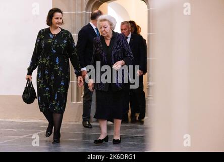 AMSTERDAM - 2022-10-13 18:36:21 AMSTERDAM - Prinzessin Beatrix kommt an der Nieuwe Kerk für die Eröffnung der Ausstellung das Jahrhundert von Juliana, eine Königin und ihre ideale. In diesem Jahr ist Juliana 75 Jahre seit seiner Eröffnung als Königin vergangen. ANP JEFFREY GROENEWEG niederlande Out - belgien Out Stockfoto