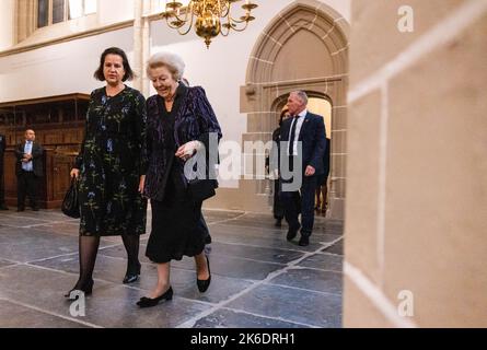 AMSTERDAM - 2022-10-13 18:36:25 AMSTERDAM - Prinzessin Beatrix kommt an der Nieuwe Kerk für die Eröffnung der Ausstellung das Jahrhundert von Juliana, eine Königin und ihre ideale. In diesem Jahr ist Juliana 75 Jahre seit seiner Eröffnung als Königin vergangen. ANP JEFFREY GROENEWEG niederlande Out - belgien Out Stockfoto