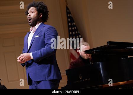 Washington, Vereinigte Staaten von Amerika. 12. Mai 2022. Der Schauspieler „Castor and Patience“ Benjamin Taylor spielt eine Auswahl der kommenden Oper während einer Vorschau im Coolidge Auditorium in der Library of Congress, 12. Mai 2022 in Washington, D.C. Quelle: Shawn Miller/Library of Congress/Alamy Live News Stockfoto