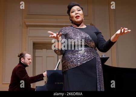 Washington, Vereinigte Staaten von Amerika. 12. Mai 2022. Die Schauspielerin „Castor and Patience“, Victoria Okafor, spielt eine Auswahl der kommenden Oper während einer Vorschau im Coolidge Auditorium in der Library of Congress, 12. Mai 2022 in Washington, D.C. Quelle: Shawn Miller/Library of Congress/Alamy Live News Stockfoto