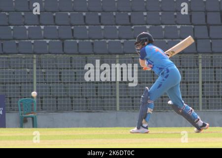 13. Oktober 2022. Sylhet- Bangladesh: Indiens Frauenbatsman hat sich heute im Sylhet International Cricket Stadium Bangladesh gegen thailändische Frauen geschlagen. Am 13. Oktober 2022 in Sylhet, Bangladesh. (Foto Von Md Rafayat Haque Khan / Eyepix Group) Stockfoto