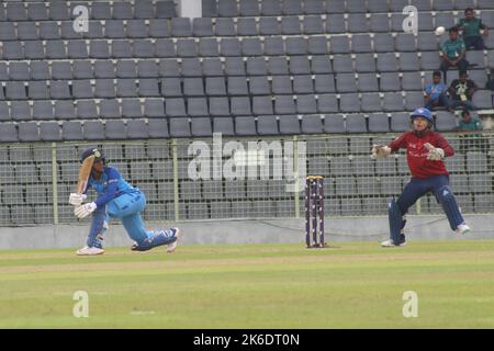 13. Oktober 2022. Sylhet- Bangladesh: Indiens Frauenbatsman hat sich heute im Sylhet International Cricket Stadium Bangladesh gegen thailändische Frauen geschlagen. Am 13. Oktober 2022 in Sylhet, Bangladesh. (Foto Von Md Rafayat Haque Khan / Eyepix Group) Stockfoto