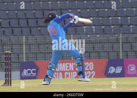 13. Oktober 2022. Sylhet- Bangladesh: Indiens Frauenbatsman hat sich heute im Sylhet International Cricket Stadium Bangladesh gegen thailändische Frauen geschlagen. Am 13. Oktober 2022 in Sylhet, Bangladesh. (Foto Von Md Rafayat Haque Khan / Eyepix Group) Stockfoto