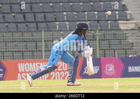 13. Oktober 2022. Sylhet- Bangladesh: Indiens Frauenbatsman hat sich heute im Sylhet International Cricket Stadium Bangladesh gegen thailändische Frauen geschlagen. Am 13. Oktober 2022 in Sylhet, Bangladesh. (Foto Von Md Rafayat Haque Khan / Eyepix Group) Stockfoto