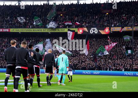 Rotterdam, Niederlande.13. Oktober 2022, Rotterdam, Niederlande.13. Oktober 2022, Rotterdam - Fans, Unterstützer, Gesamtansicht während des Spiels zwischen Feyenoord und FC Midtjylland im Stadion Feijenoord De Kuip am 13. Oktober 2022 in Rotterdam, Niederlande. (Box zu Box Pictures/Tom Bode) Stockfoto