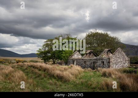 Verlassenes Haus, das in Ruinen inmitten der riesigen Natur des Wild Nephin Nationalparks gefallen ist Stockfoto
