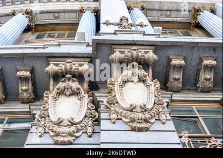 Gebäude der Bank of Spain, Architekturdetails, die die Außenwand oder Fassade schmücken. Stockfoto