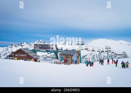 El Tarter, Andorra, Januar 2020 eine Gruppe von Menschen, Skifahrern und Snowboardern, die vom Skilift auf der Spitze der Pyrenäen, Grandvalira, abfahren Stockfoto