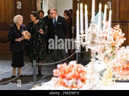 AMSTERDAM - 2022-10-13 19:38:59 AMSTERDAM - Prinzessin Beatrix bei der Eröffnung der Ausstellung das Jahrhundert von Juliana, eine Königin und ihre ideale, in der Nieuwe Kerk. In diesem Jahr ist Juliana 75 Jahre seit seiner Eröffnung als Königin vergangen. ANP JEFFREY GROENEWEG niederlande Out - belgien Out Stockfoto