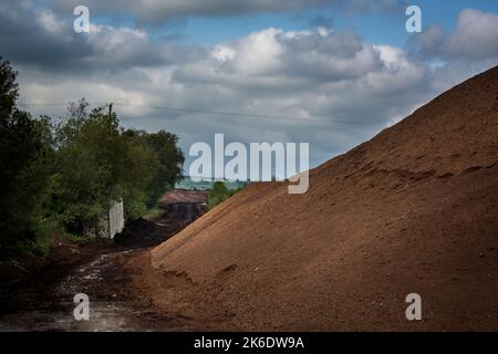 Industrielle Torfgewinnung auf Torfmooren in den Midlands von Irland. Das gehört nun fast der Vergangenheit an, alle mit Rasen befeuerten Kraftwerke sind geschlossen. Stockfoto